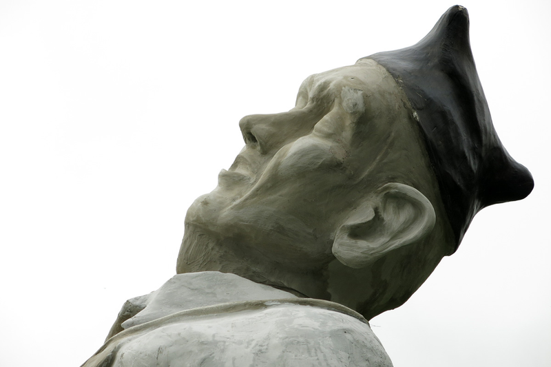 Illustration for article titled Hungría homenajea la foto más icónica de la Guerra Civil Española con esta escultura horrorosa